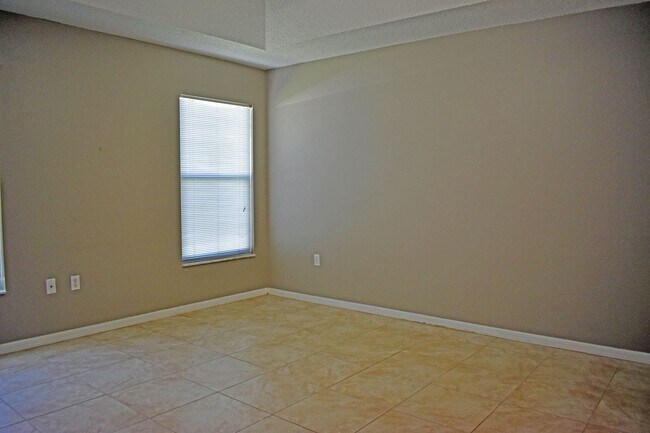 Building Photo - 14499 Tamarind Loop