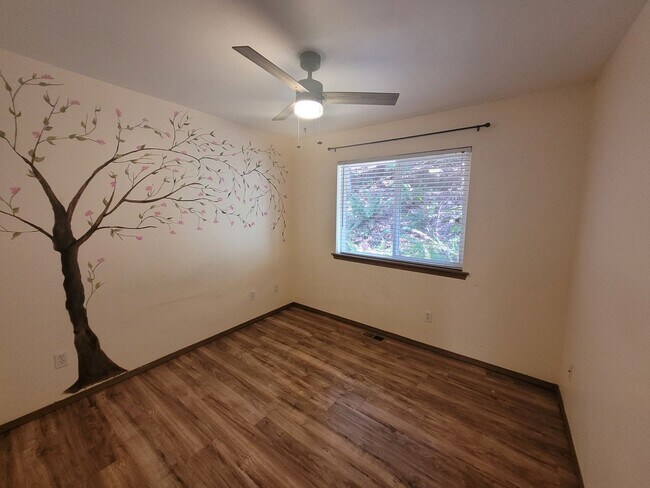 Building Photo - Spacious 3 Bedroom Home with Garage