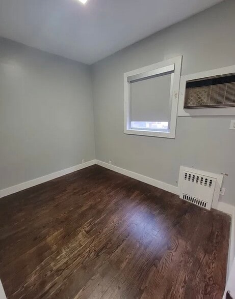 Building Photo - 676 E 5th St