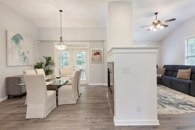 Building Photo - Gorgeous 3/2 Top Floor Condo w/ Private Vi...