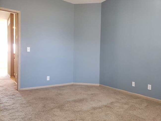 Building Photo - Beautiful Gardner Townhome-Available in MAY!!