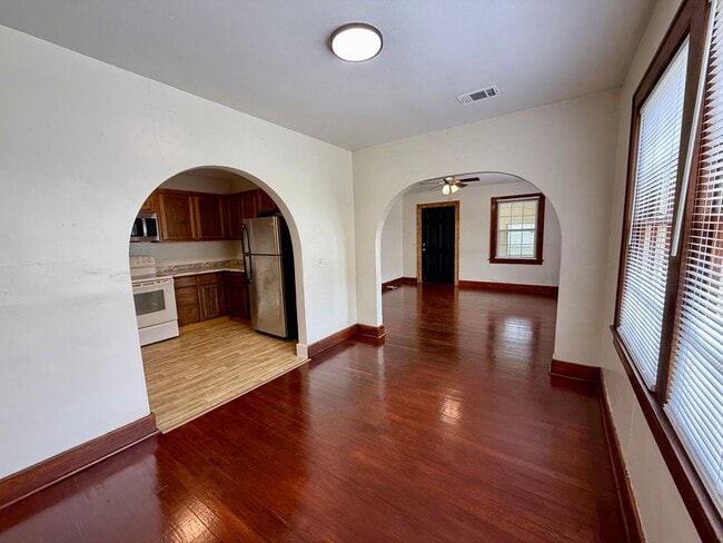 Building Photo - Welcome to this Beautiful Home in Downtown Paragould, AR!