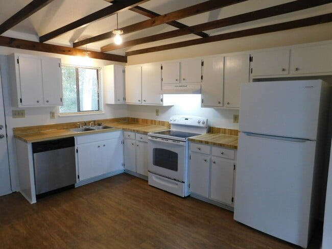 Building Photo - Affordable Gem!