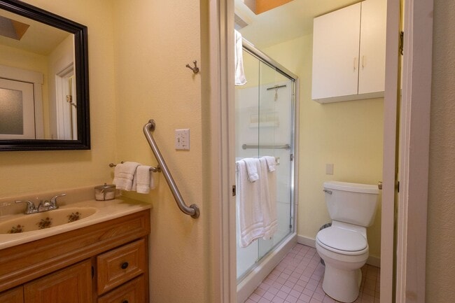 Building Photo - 550 square foot Fully Furnished short term...