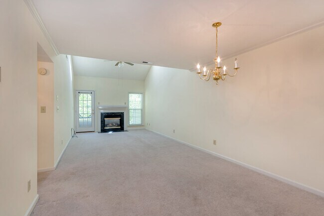 Building Photo - Charming 3-Bedroom Townhome in Sought-After Forest Lakes South!