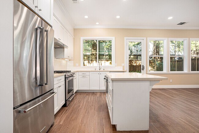 Building Photo - Beautiful Custom Townhouse In Desirable Wa...