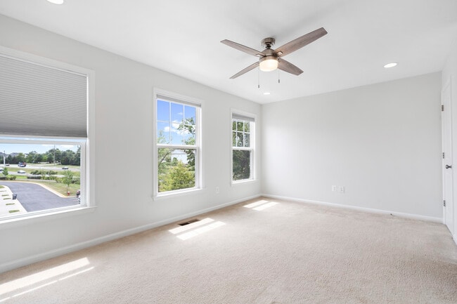 Building Photo - 42298 Lancaster Woods Sq