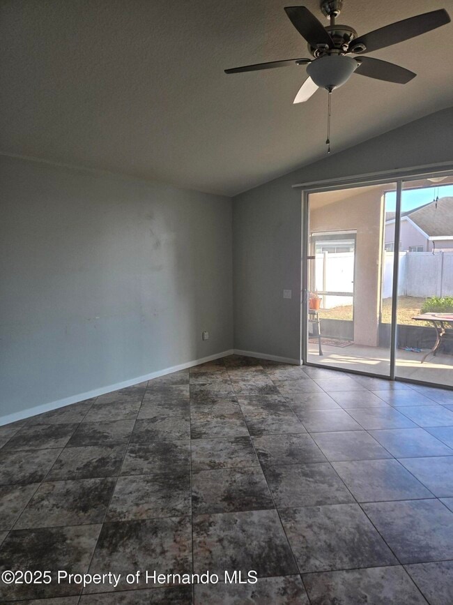 Building Photo - 14392 Wake Robin Dr