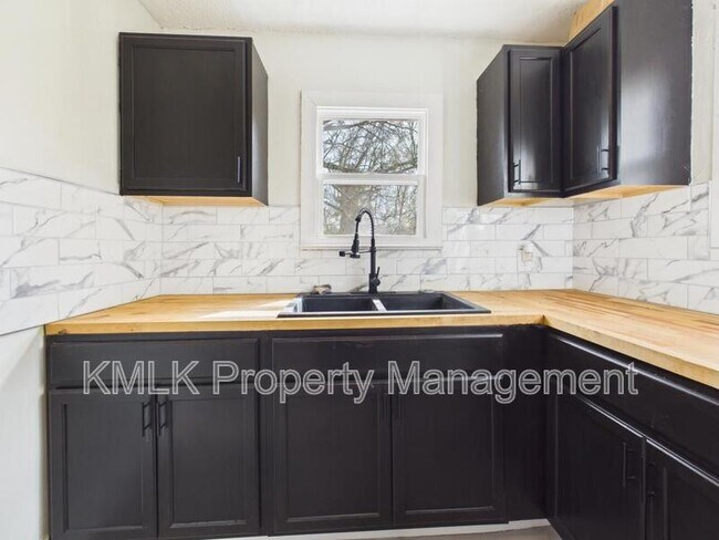 Building Photo - 575 Fernwood Dr