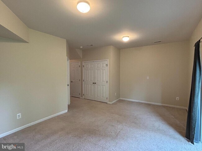 Building Photo - 301 Klee Dr