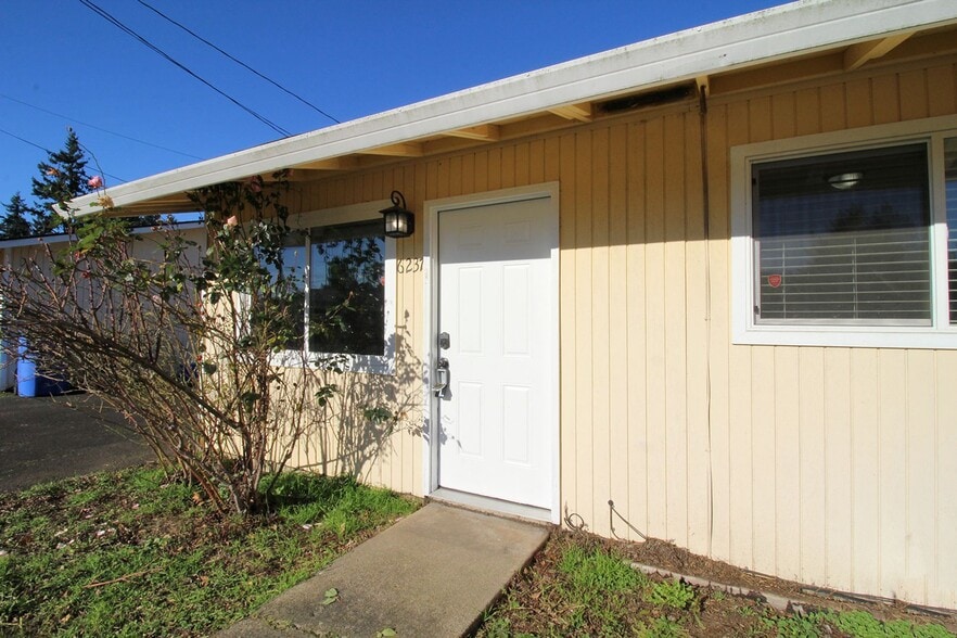 Building Photo - 6237-6239 SE Fern Ave