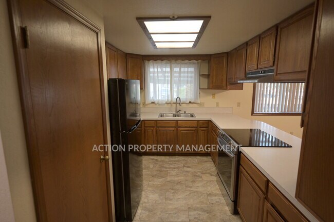 Building Photo - 2 bed 2 bath 1 car garage duplex in Sequim
