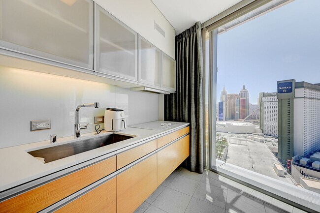 Building Photo - Veer Towers 2007W- Strip/City Views from t...