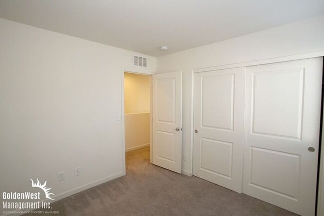 Building Photo - Modern 3Bdm 2.5Ba Two-Story Home in the Heart of Las Vegas