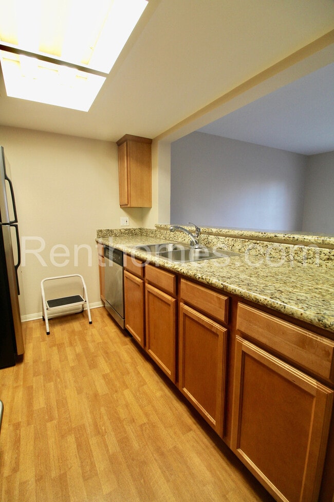 Building Photo - Rancho Bernardo, 14912 Avenida Venusto #6 - Brand New Carpet! Granite Counters, Comm Pool, Spa, T...