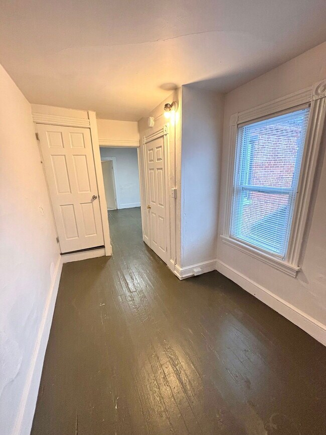 Building Photo - 513 Green St