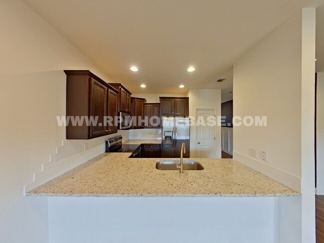 Building Photo - Modern 3-Bedroom Townhome with Stylish Upd...