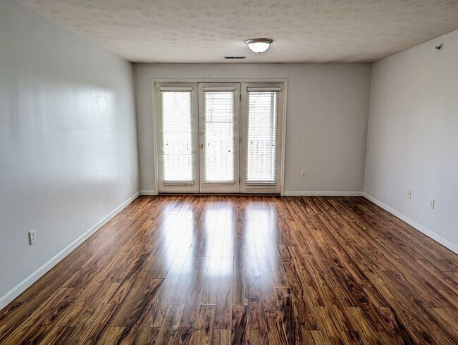 Building Photo - AVAILABLE NOW- Convenient 2 Bed/2 Full Bath Condo in Beavercreek!