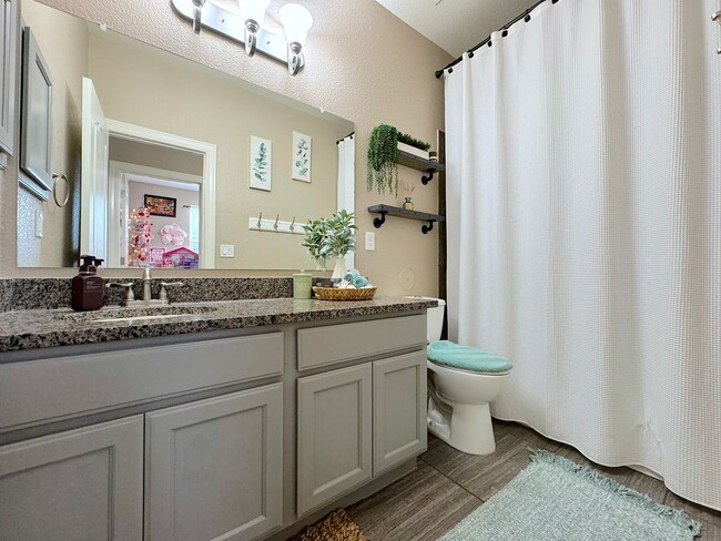 Building Photo - Northeast El Paso 3Bed/2 Bath Refrig A/C Across From Park!