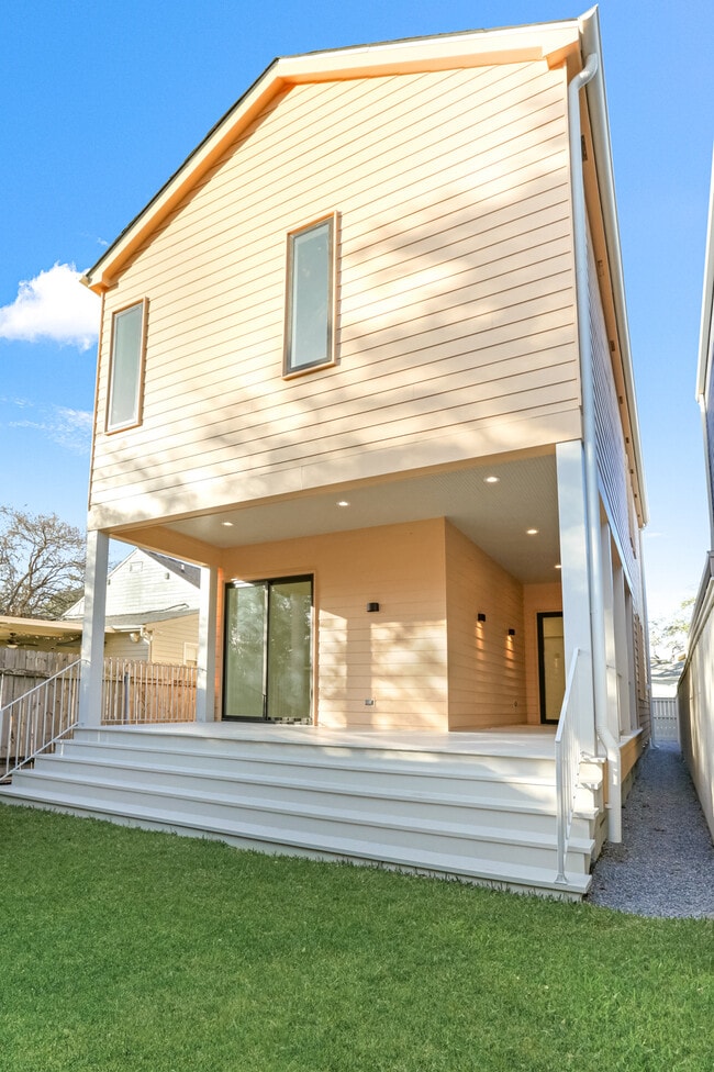 Building Photo - 1023 Opelousas Ave