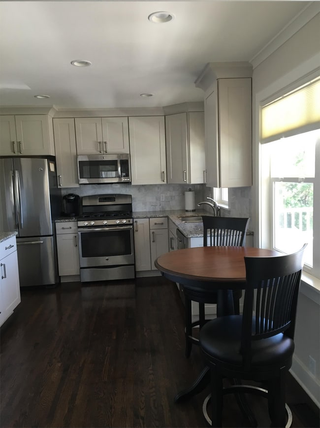 Building Photo - 615 Rice St E