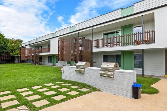 Building Photo - 2200 Dickson Dr