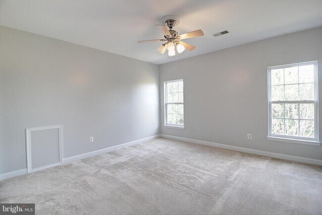 Building Photo - 2150 Chestnut Ln