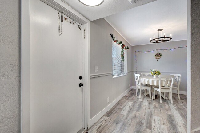 Building Photo - 2110 Sherwood Forest Blvd