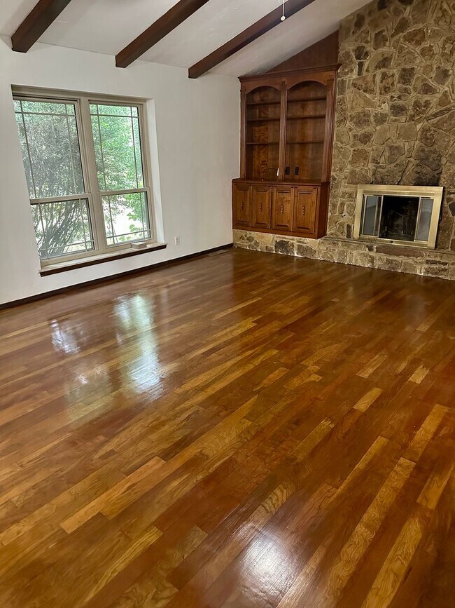 Building Photo - Immaculate major remodeled executive home ...