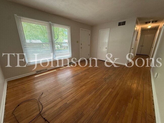 Building Photo - 3BR Home with Stainless Steel Appliances, Hardwood Floors & Carport