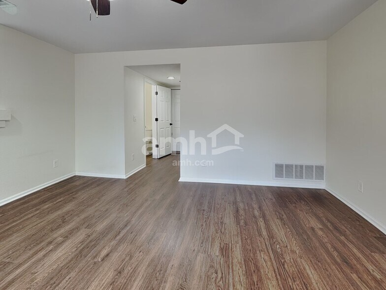 Building Photo - 9762 Chambers Dr