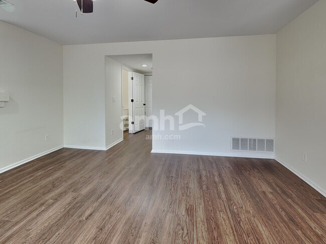 Building Photo - 9762 Chambers Dr