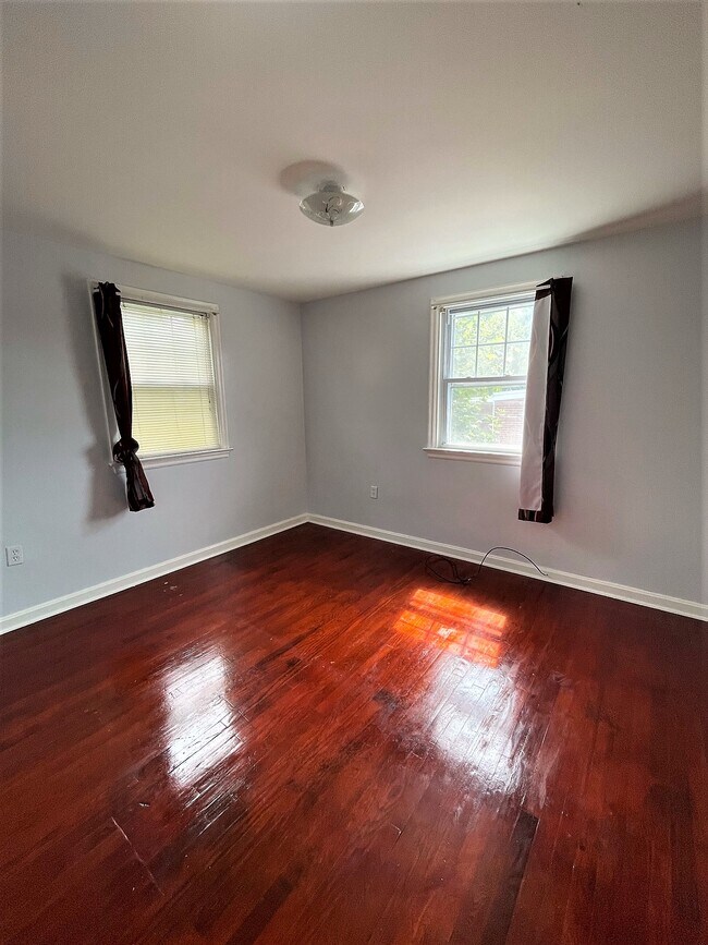 Building Photo - 627 S Ann St