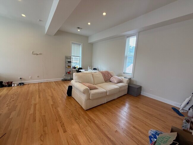 Building Photo - 846 N Hermitage Ave