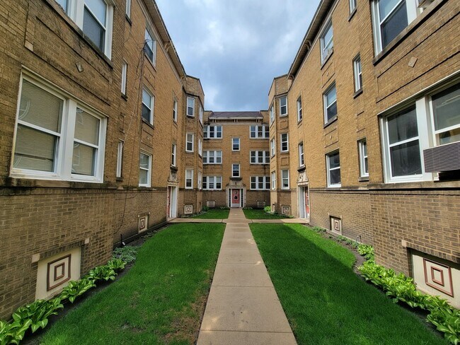 Building Photo - 6418 N Richmond St