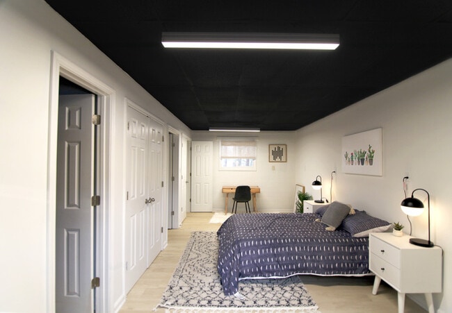 Building Photo - 1526 Varsity Dr