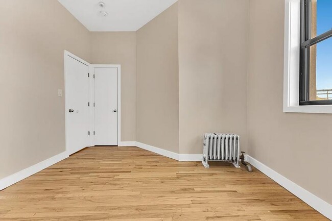 Building Photo - 3 bedroom in BROOKLYN NY 11206