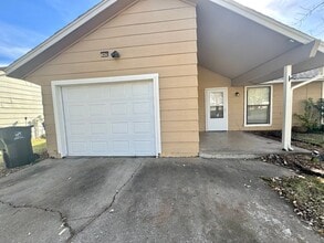 Building Photo - 3 bedroom 2 bathroom home Near In Broken A...