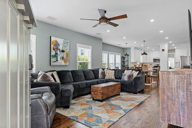 Building Photo - 607 S Alamo St