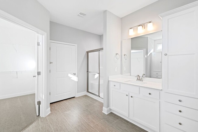 Building Photo - Bright & Spacious 3BR Home w/ 3-Car Garage...