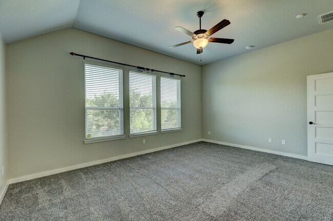 Building Photo - Desirable Home In Valencia Park!
