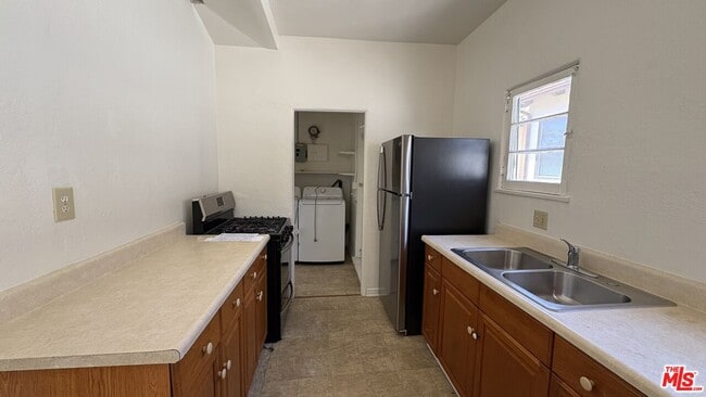 Building Photo - 1553 S Durango Ave
