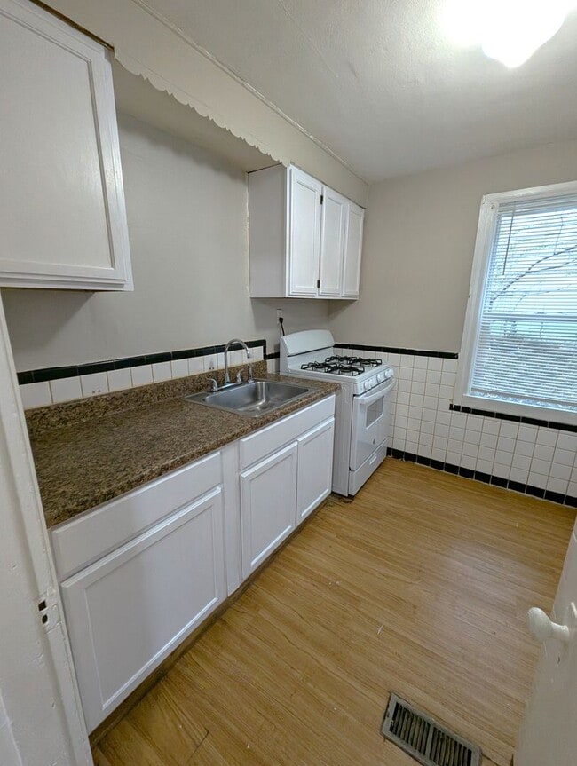 Building Photo - Single Family Charmer in Jennings - Sectio...