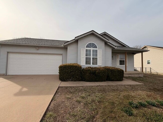 Building Photo - Beautiful 3 bedroom / 2 bathroom home withe fenced in yard in Webb City MO!!!!
