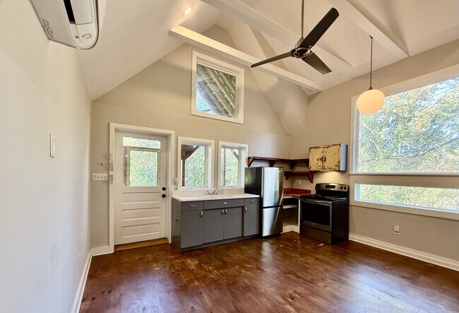 Building Photo - 574 Primitive St