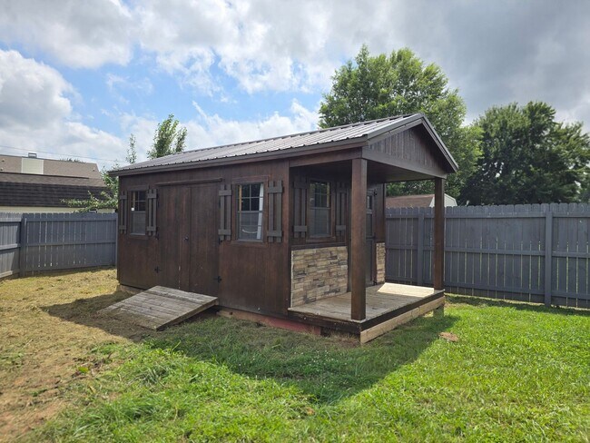 Building Photo - Pet Friendly Three Bedroom with Bonus!