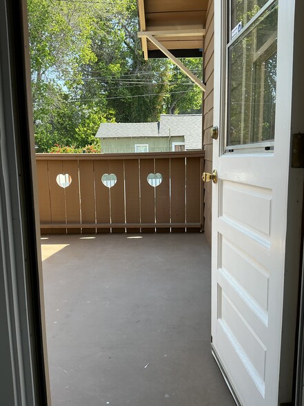 Top Patio - 1046 48th St