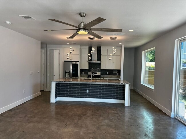 Building Photo - TX-AUS-113DEN