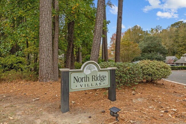 Building Photo - Adorable End-Unit Townhome in Desirable No...