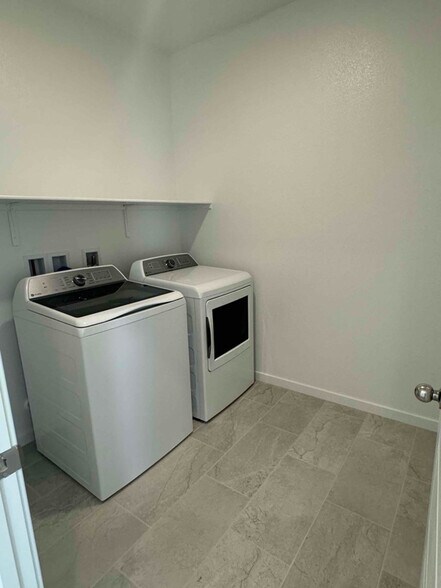 Building Photo - 2552 Venetia Pointe St